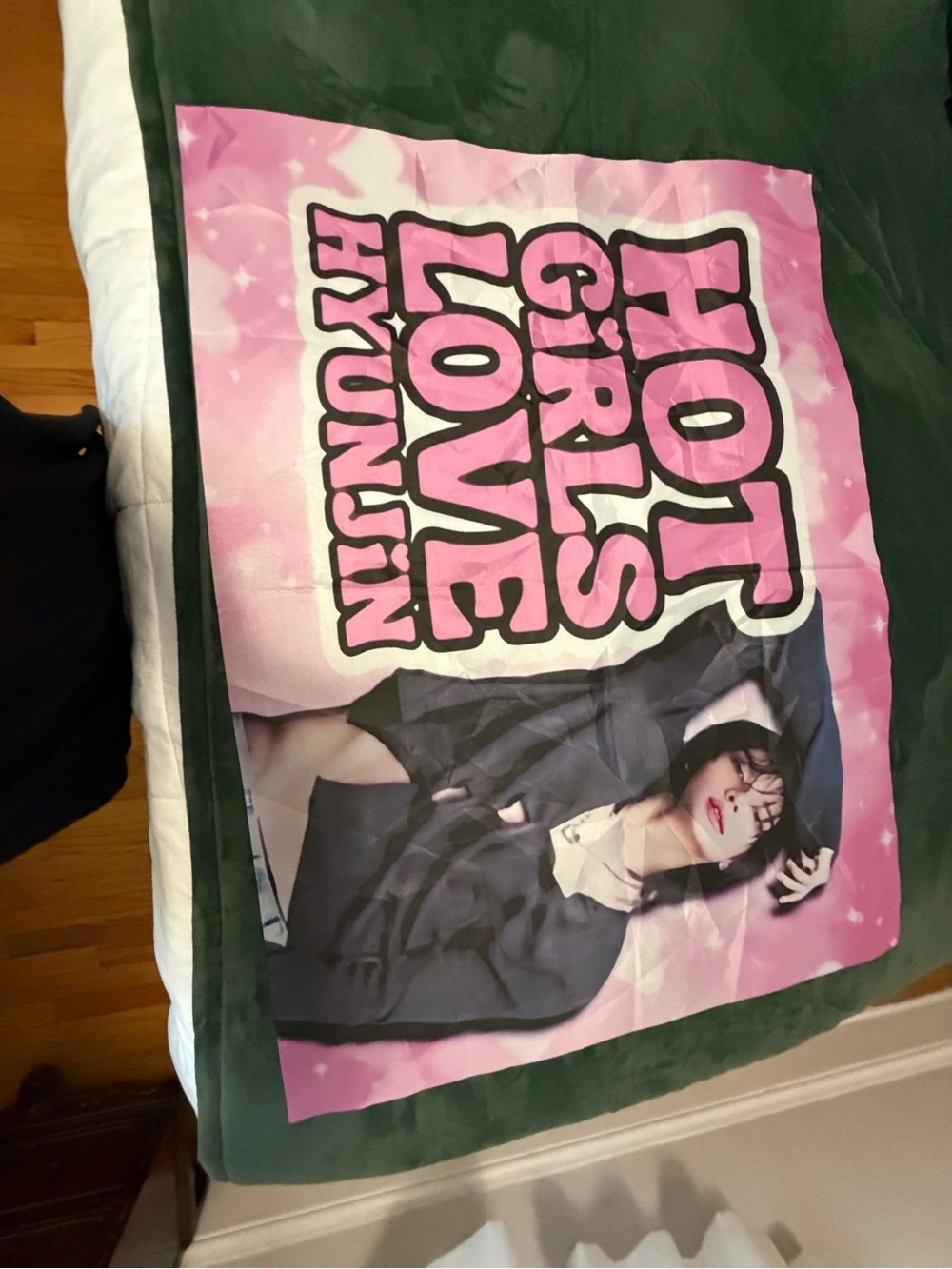 SHEIN Pink Graphic 'HOT GIRLS LOVE HYUNJIN' Wall Tapestry